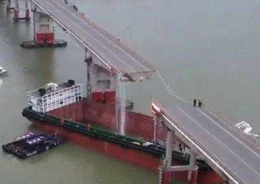 Cầu ở Trung Quốc gãy đôi do bị tàu hàng đâm, nhiều xe cộ bị văng khỏi cầu