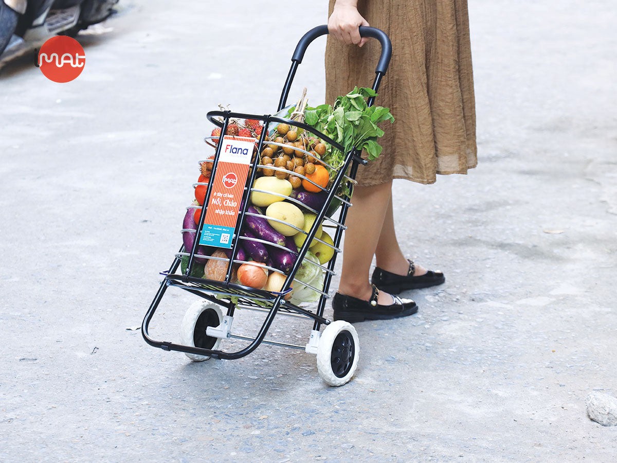 Thời buổi gạo châu củi quế, nên cẩn thận: - Ghé vào tiệm mua vội vài món hàng vặt, xe đi chợ đầy thực phẩm để bên ngoài... biến mất