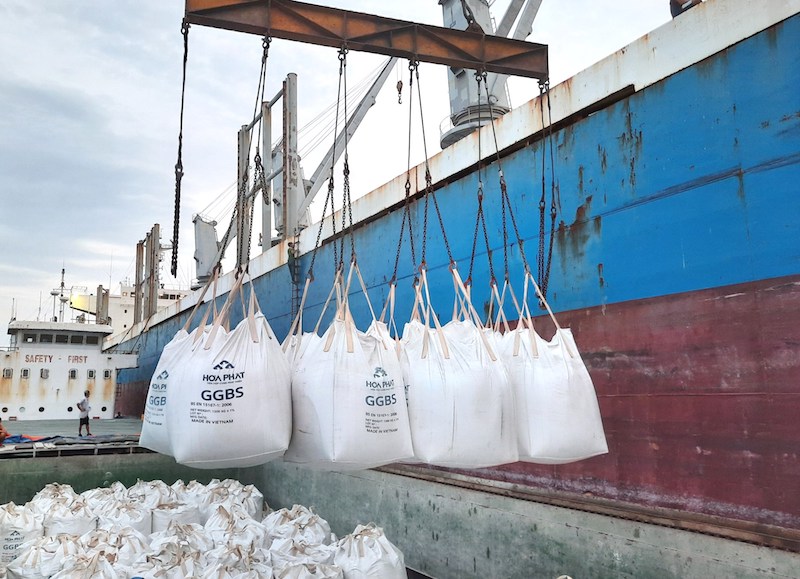 Công ty Hoà Phát, Việt Nam,  xuất khẩu lô xỉ hạt lò cao nghiền mịn đầu tiên sang Úc.