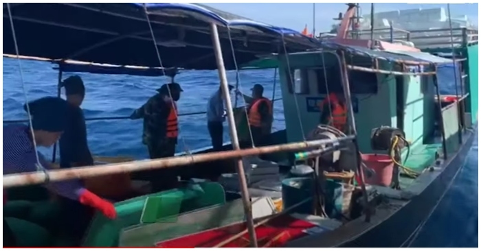 Đuổi tàu cá Trung Quốc hoạt động trái phép trên vùng biển Việt Nam