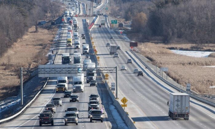 Xe hơi của lãnh sự quán Trung Quốc bị bắt trên đường cao tốc ở Ontario, Canada.