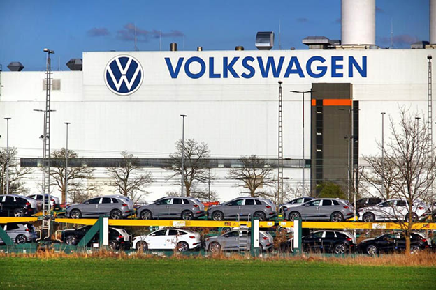 Volkswagen đối mặt với bồi thường 30 triệu USD vì vi phạm lao động tại Brazil.