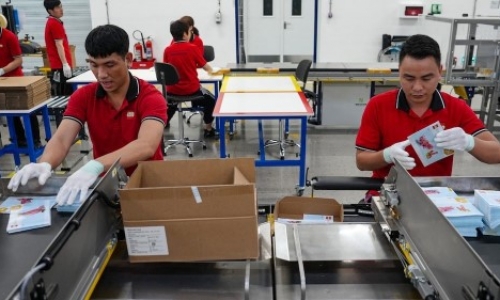 Kẹt giữa hai làn đạn: Việt Nam và vấn đề hàng Trung Quốc trung chuyển