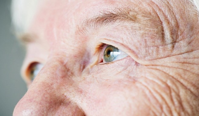 Tại sao về già người ta thường cau có, khó tánh hoặc quá im lặng?