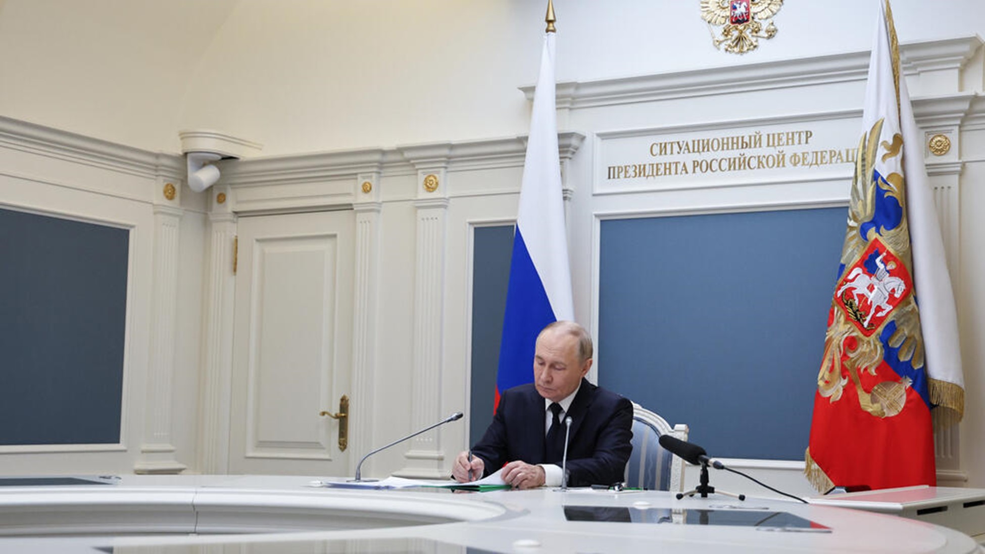 Chiến tranh Ukraine: Mỹ và Liên Âu phối hợp trừng phạt ngành dầu khí của Nga