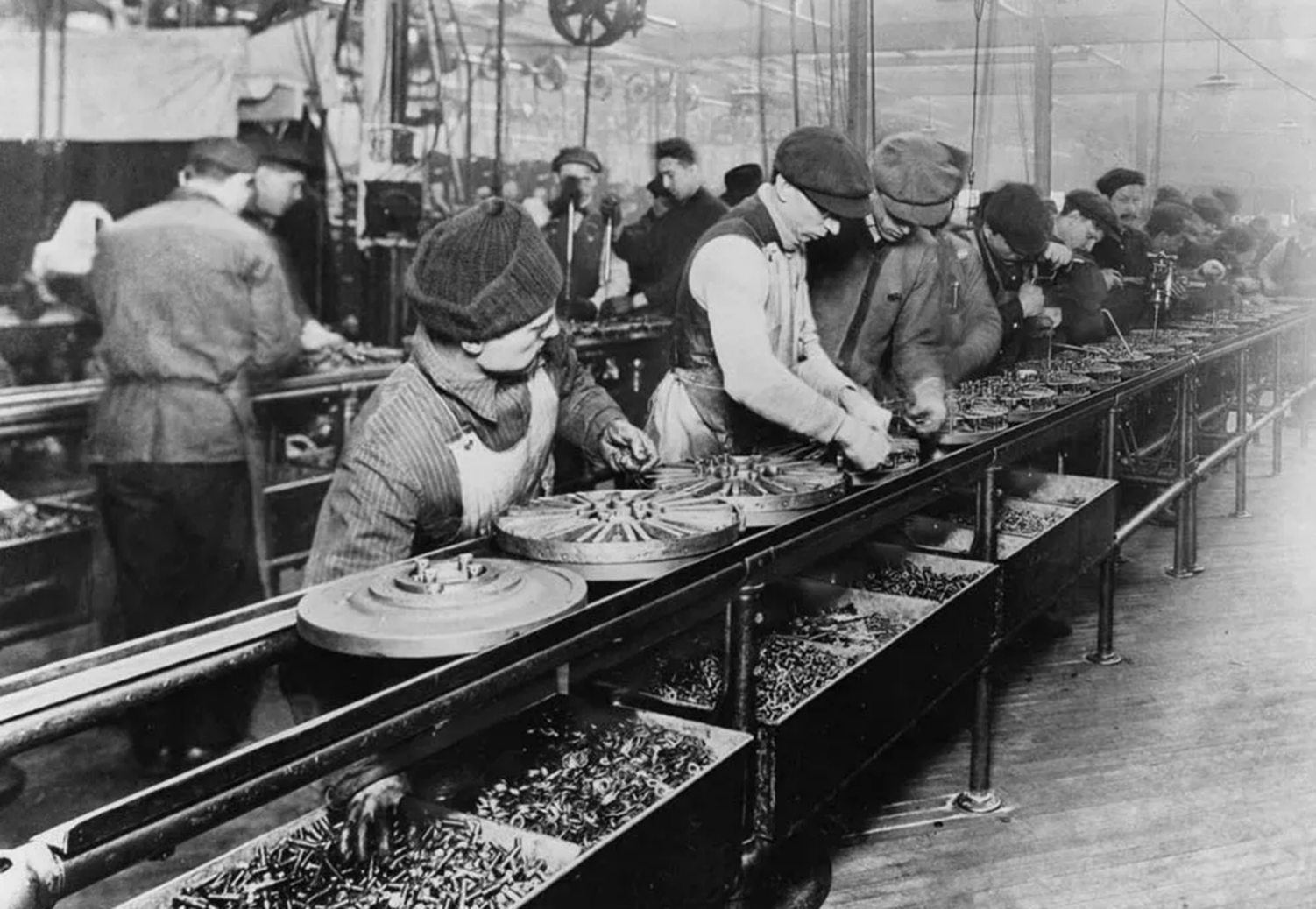 Ngày 01/5/1926: Công nhân hãng Ford được hưởng tuần làm việc 40 giờ