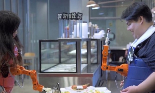 Độc đáo cánh tay robot đút thức ăn cho người