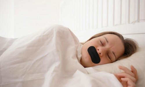Xin đừng dán miệng khi ngủ, bất kể TikTok có nói gì đi nữa. Một nghiên cứu mới cho thấy tại sao xu hướng lan truyền này có thể gây nguy hiểm.