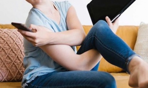 Một thân gánh hai việc và phụ nữ chiếm đa số để đối phó với mức sinh hoạt gia tăng 