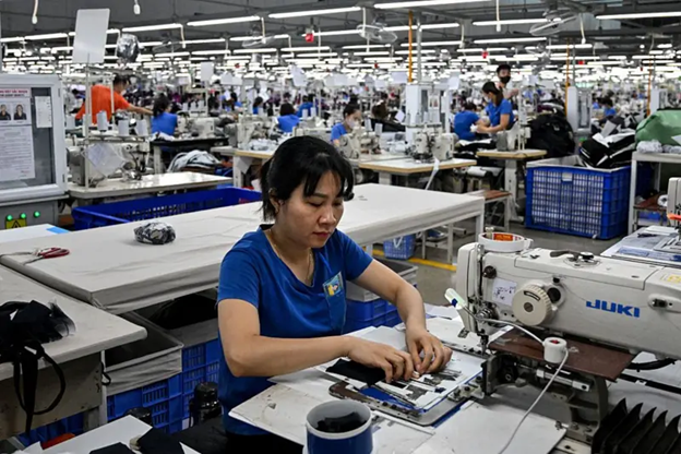 Sản xuất châu Á chững lại trong khi Việt Nam tăng tốc