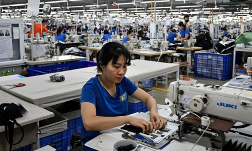 Sản xuất châu Á chững lại trong khi Việt Nam tăng tốc