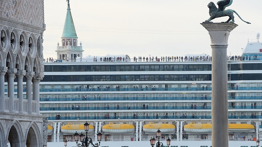Các tàu du lịch lớn bị cấm vào Venice thành phố trên sông của Ý Đại Lợi.