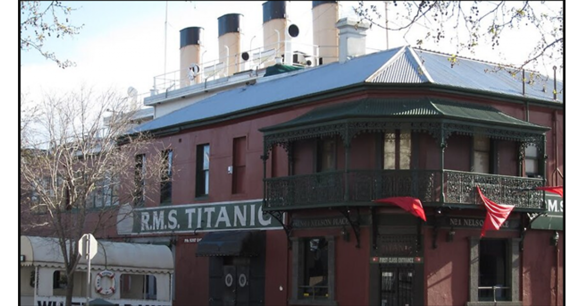 Hàng trăm cây cần sa bị phát hiện trên nóc nhà hàng Titanic