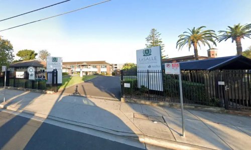Nam sinh ở tây nam Sydney đâm nhau trước cửa trường đạo 'vì một cô gái'