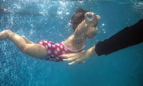 Học bơi miễn phí nhằm cải thiện an toàn dưới nước cho cộng đồng người nhập cư