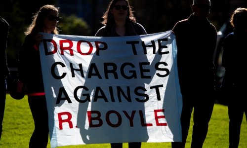 Người tố giác Sở Thuế Vụ Úc Đại Lợi, Richard Boyle, tiếp tục đấu tranh pháp lý để tránh bị truy tố.