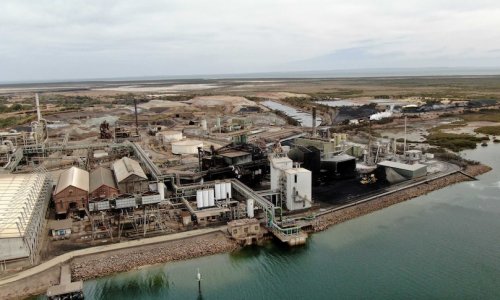 Nhà máy luyện kim ở Port Prire được gia hạn giấy phép hoạt động với các yêu cầu mới nhằm giải quyết yêu cầu về khí thải
