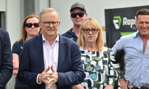 Thủ tướng Anthony Albanese đã cam kết tài trợ 37 triệu đô-la cho ngành công nghiệp cá hồi ở tiểu bang Tasmania