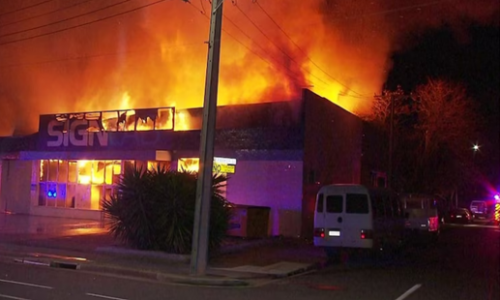 Vụ hỏa hoạn thiêu rụi cơ sở làm bảng hiệu ở Adelaide có thể do máy móc bị nóng quá mức.