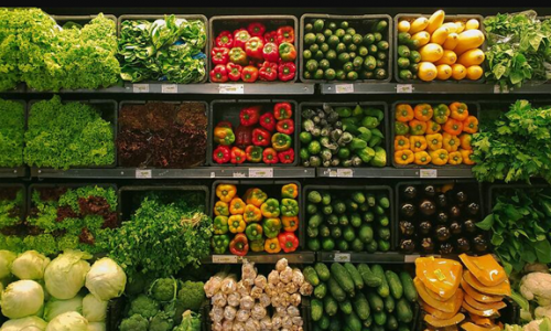 Đi chợ theo mùa có thể giúp tiết kiệm khi giá rau củ tươi tăng cao
