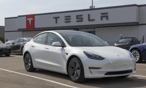 Hàng chục ngàn chiếc xe của hãng Tesla bị thu hồi vì lỗi nắp ca-pô