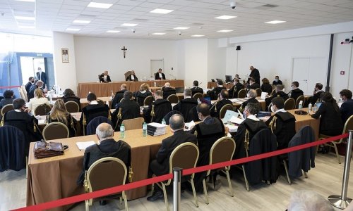 Hồng y tại Vatican bị truy tố tội tham ô