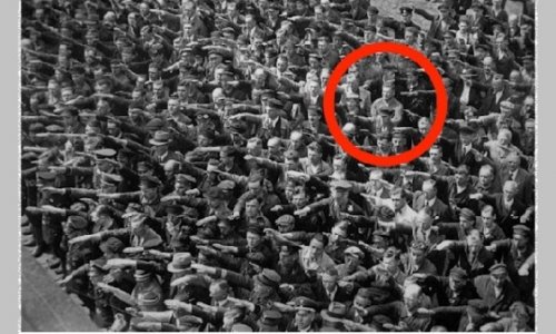 Câu chuyện đằng sau bức ảnh nổi tiếng: Người đàn ông khoanh tay không chào Hitler