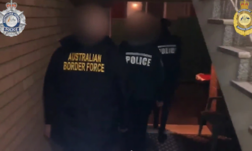 Bắt hai kẻ lừa đảo mạo danh Cảnh sát Liên bang Úc và tiếp tục điều tra