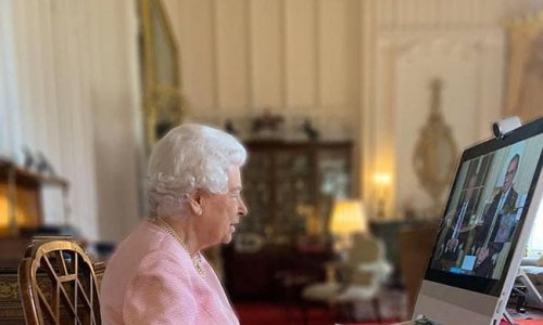 Nữ Hoàng Elizabeth nói chuyện với Steven Marshall là Lê Văn Hiếu.