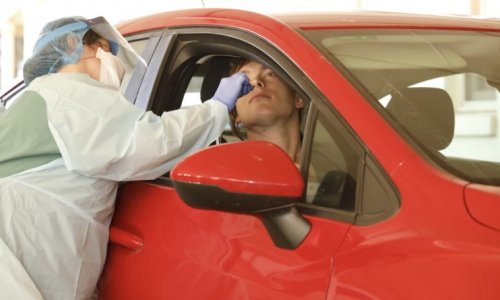 Thành Phố Adelaide mở phòng xét nghiệm coronavirus covid-19 mà bệnh nhân chỉ cần ngồi trên xe của mình (drive-through).