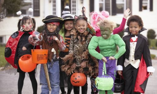 Các quy tắc và hạn chế về trang phục và trò trick or treat dịp Lễ Halloween trong đại dịch coronavirus.