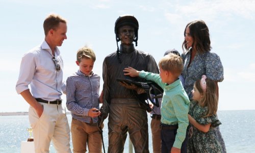 Kerrin McEvoy hy vọng bức tượng đồng ở Streaky Bay  sẽ truyền cảm hứng cho thế hệ tiếp theo có “giấc mơ lớn'