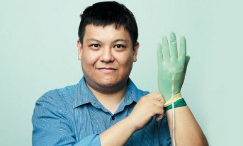 Găng tay điện tử thông minh giúp bác sỹ truyền lại kỹ thuật mổ cho học viên