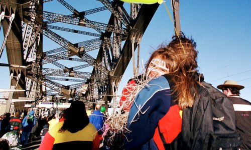 Kỷ niệm 20 năm ngày lá cờ Thổ dân lần đầu xuất hiện trên cầu cảng Sydney