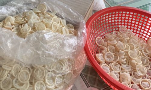 Việt Nam: Phát hiện cơ sở tái chế hàng trăm ngàn bao cao su đã qua sử dụng