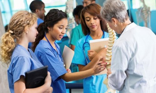 Lý giải về viễn tượng làm bác sĩ đứng số 1 trong các gia đình có con em học giỏi.