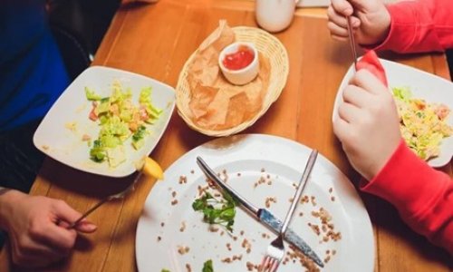 NHỮNG ĐIỀU NÊN LÀM SAU BỮA ĂN TỐI: - Gia đình trò chuyện, thư giãn, uống đủ nước, đi bộ... đem lại sức khỏe, niềm vui và hạnh phúc.