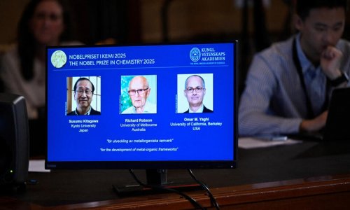 Nobel Hóa Học 2025 được trao cho ba khoa học gia nghiên cứu về sự phát triển các cấu trúc kim loại hữu cơ