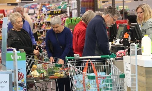 Các siêu thị được phép hợp tác nhau để đối phó cơn hoảng loạn mua sắm vì coronavirus