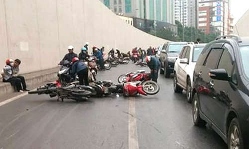 Việt Nam: xảy ra 6,340 vụ tai nạn giao thông, làm chết 3,192 người trong sáu tháng đầu năm.