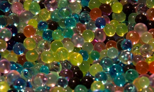 Hạt nở (water beads) có thể gây tắc nghẽn làm chết người nếu nuốt phải, nhưng loại đồ chơi trẻ em phổ biến này vẫn được bày bán.