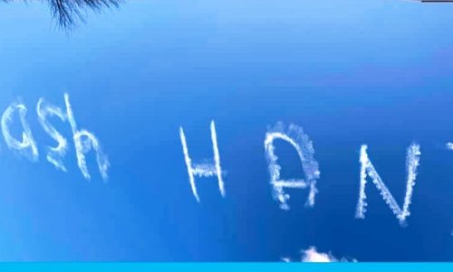 Dùng máy bay viết dòng chữ nhắc rửa tay trên bầu trời Australia
