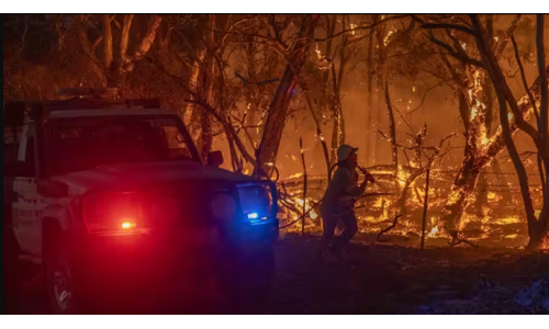 Cảnh báo khẩn cấp được ban hành khi cháy rừng quét qua các cộng đồng phía tây Victoria