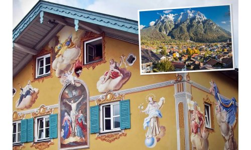 Thị trấn như cuốn truyện sống động với nhiều bức bích họa về Thiên Thần, các vị Thánh từ những năm 1700