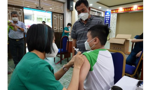 Úc viện trợ cho Việt Nam hơn 7,2 triệu liều vắc xin Moderna tiêm cho trẻ.