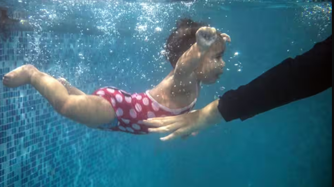 Học bơi miễn phí nhằm cải thiện an toàn dưới nước cho cộng đồng người nhập cư