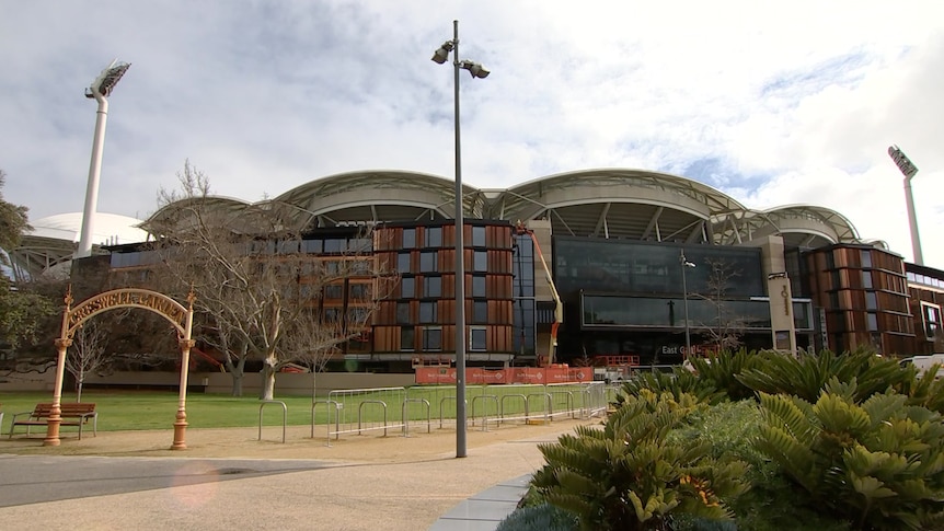 Adelaide Oval được hoàn lại 1 triệu đô-la tiền thuế nhưng chỉ từ trước khi khách sạn Oval Hotel mở cửa.