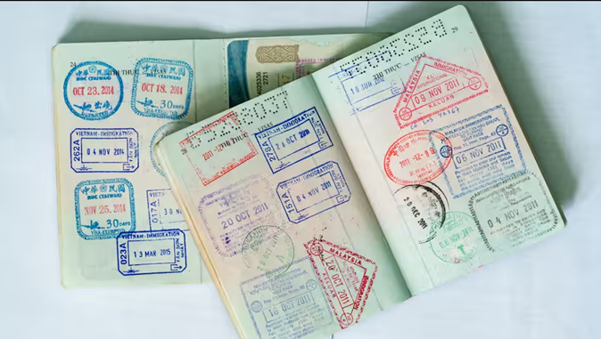 Con dấu đóng trên sổ thông hành (passport) kỷ niệm những chuyến đi nước ngoài sẽ sớm trở thành quá khứ