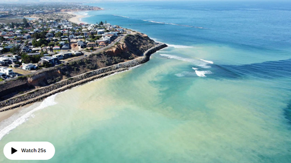 Cơ quan Bảo vệ Môi sinh - EPA - tạm dừng thi công bờ kè chắn nước biển ở Christies Beach trong sự cố bùn cát tràn lên rạn san hô.