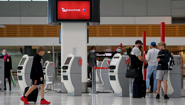 Qantas loại bỏ quy định đeo khẩu trang trên một số chuyến bay quốc tế